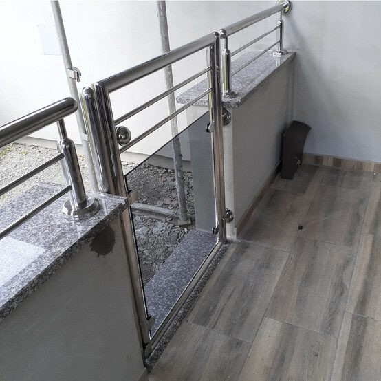 inox staklo kapija.resized