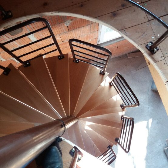 Kružne stepenice željezo/drvo2